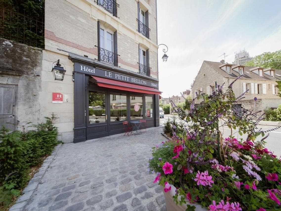 Façade de l'Hôtel Le Petit Bellon à Senlis